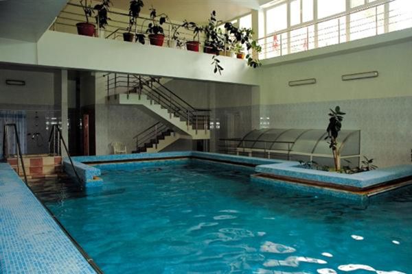 piscina-interioara-cu-apa-termalaB88D011C-26F5-6B07-79F8-C6F31BF30E7C.jpg